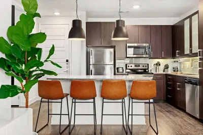 Image de Urban Loft 2br Downtown Lake · Pool, Gym · Garage