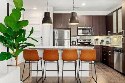 Image de Urban apt 2br Downtown Lake · Pool • Gym · Garage