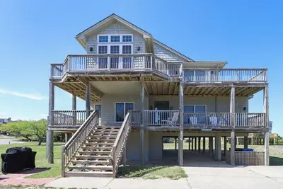 The Tydway: A spacious 5-bedroom house, steps from the ocean, in charming Duck