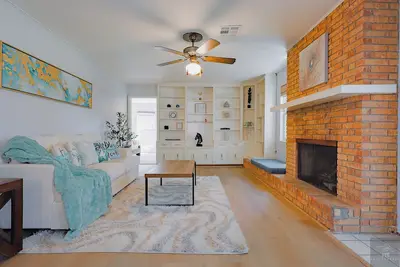 Image de Spacious 5br Home - Near Memorial Mall - Sleeps 14 - Pet friendly