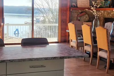 Image de Unique Rustic Charm with Modern Conveniences offering Amazing Lake Views!