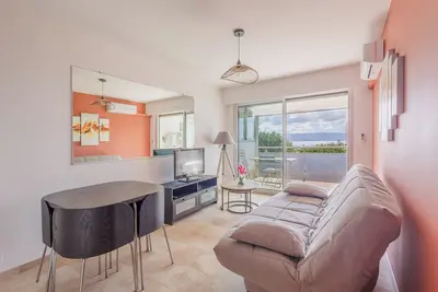Image de T2 vue mer climatisé + wifi & refait à neuf idéalement situé à Ajaccio