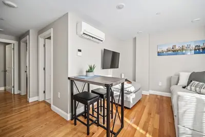 Lux 2nd floor 3brm/1bath