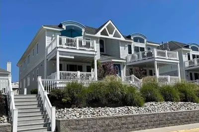 Image de Beach House 3-bedroom Beach Block with Garage, Diamond Beach