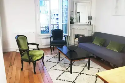 Image de Appartement haussmannien élégant et paisible, dans une rue arborée et charmante.