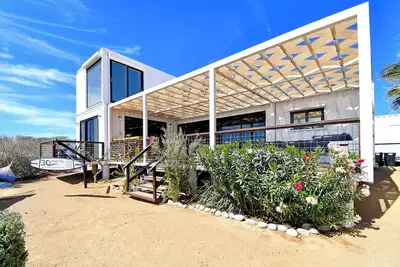 Image de 3 bedroom, 3 bath repurposed shipping container home