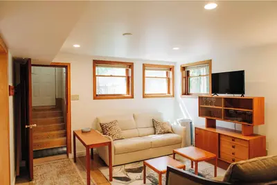 Downtown Suite | 10-Mins Walk to Beach