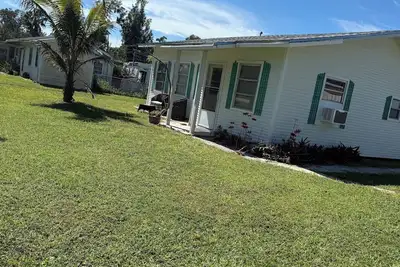 Image de Secluded private 2-bedroom house in Estero walking distance from Starbucks plus