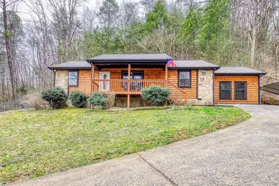 Image de Dolly's Cozy Cabin, Hot Tub, Free tickets, Game Room, Theater Room, Firepit! ! !