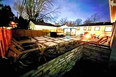 Image de The Headquarters by: Blue spacious 5 bedrooms_Hot tub_park!