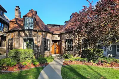 Image de Historic tranquil home in northeast Milwaukee's Donner Woods area steps to Uwm