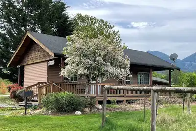 Image de Welcome to your year-round mountain getaway and historic ranch in the foothills of the North Cascades!