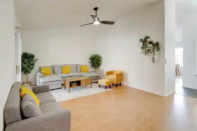 Image de Hike, Golf & Explore: Home w/ Patio in Kingman!