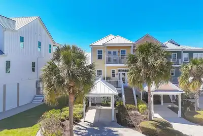 Image de Anglers Club- Waterfront 3-bedroom townhome in Placida, Fl that sleeps up to 6 guests.