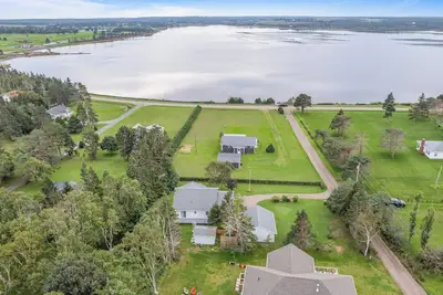 Image de Stanhope -  3bed/2bath Waterview rental & A/C