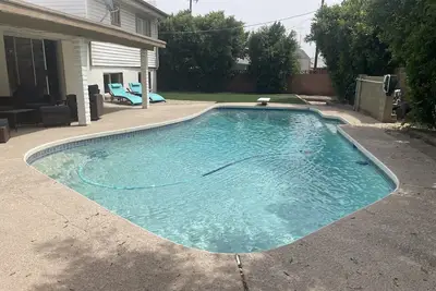 Image de Spacious 4-bed/3-Bath house by Gcu with pool/yard/lawn