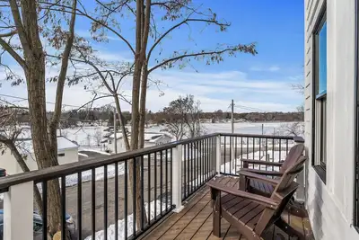 Image de Charming Retreat! Over-looking Lake, Hot tub, WiFi, Ac, Nearby Walking Trails