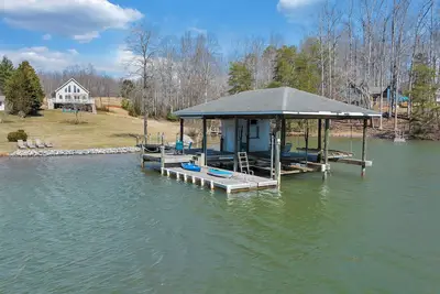 Image de Serene Stay: Your Perfect Lakefront, Family-Friendly Getaway