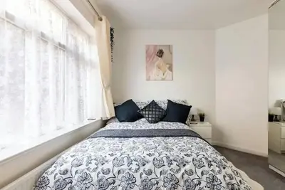 Image de 1 Bed-Sleeps 4-Free Parking-30 Min to central Ldn