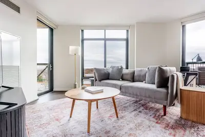 Image de Blueground | Virginia Sq, pool & w/d, nr parks