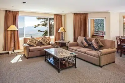 3 Inviting Villas w/ Sports Courts & 15 Hot Tubs – Ideal for Family Fun!