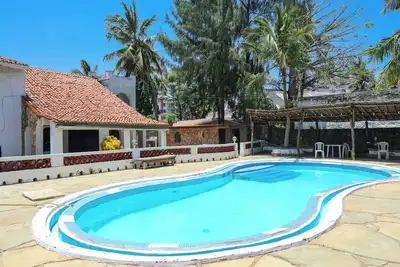 Image de 5 br villa All En-suite with swimming pool 2 mins to the beach in Nyali Mombasa