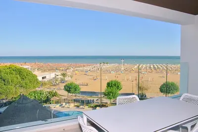 Image de Suite lumineuse avec terrasse et vue sur l'océan
