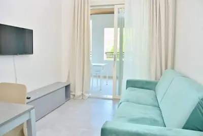 Image de Appartement moderne en bord de mer avec piscine