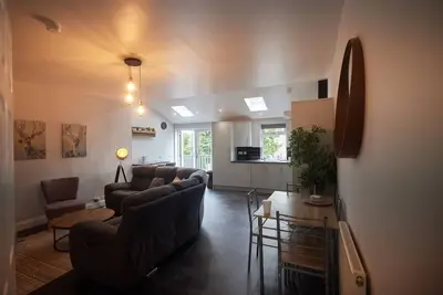 Image de This house is a 3 bedroom(s), 2 bathrooms, located in Stonehouse, Scotland.