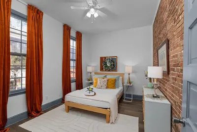 Image de 1 bedroom, 1 bathroom suite in Downtown Augusta. The sleeping arrangements for this unit are a full size bed and a pull-out couch in the living room.
