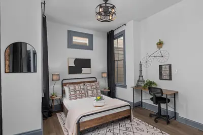 Image de 1 bedroom, 1 bathroom suite in Downtown Augusta. The sleeping arrangements for this unit are a full bed and a pull-out couch in the living room.