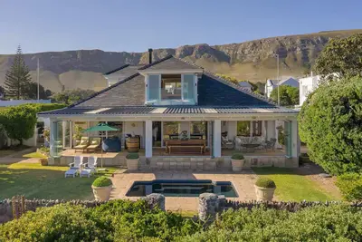 Image de 4-bedroom house overlooking the sea on the cliff path in Hermanus