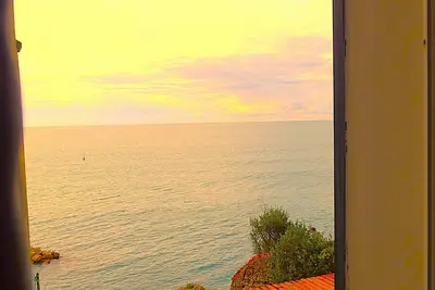 Image de Cozy studio apartment with kitchen, directly overlooking the sea