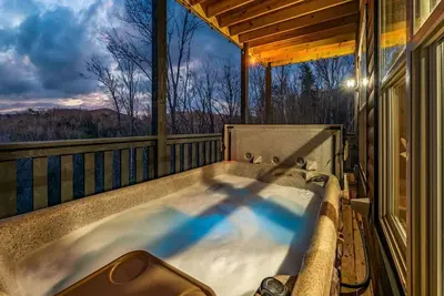 Image de Beautiful, Rolling Mountain Views Cabin with Game Room & Hot Tub