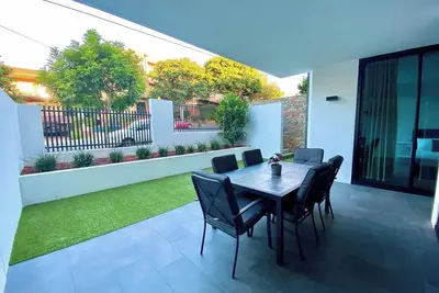 Image de Spacious 2b Apartment with Yard