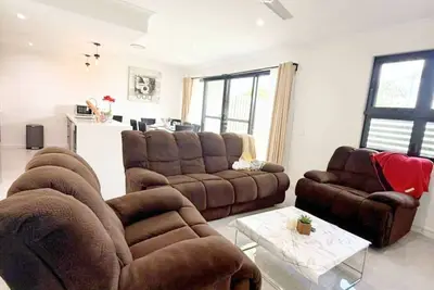 Image de Modern 4b Townhouse Spacious & Serene in Rochedal