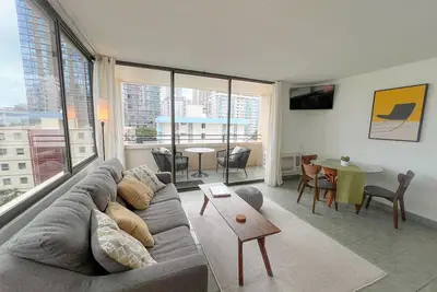 Image de Serene Waikiki Skytower 1-Bedroom | Open-Air Lanai