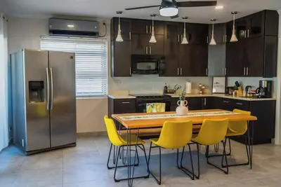 Image de Modern 2br Near Palm Beach • Pool • Family-Friendly • 3 Mins to Best Beaches