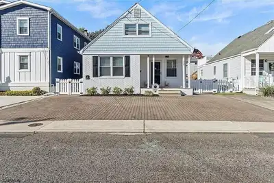 Image de Coastal Cottage. Beach block! Remodeled beach home with plenty of parking.