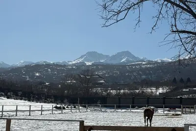 Image de Cozy chalet with WiFi and Ac in gorgeous Almaty with Mountain View.