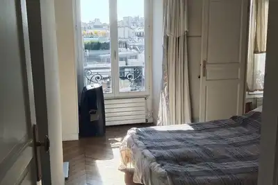 Image de Appartement parisien ensoleillé, vue sur les toits et ciel, 3 ou 4 personnes.