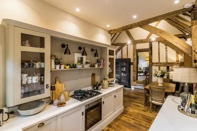 Image de Luxuriously presented converted barn set in romantic private setting.