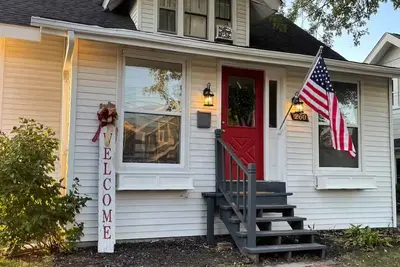 Image de Charming 2-bedroom cottage in downtown Plymouth! Walk to restaurants & shops!