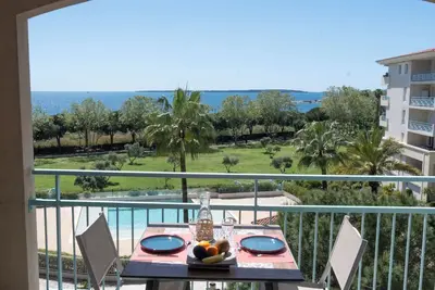 Image de Dominez la mer dans une résidence sécurisée avec piscine. Ideal couple