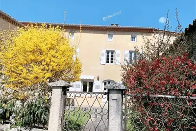 Image de Maison familiale près des forêts, des pâturages, des volcans et des lacs
