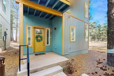 Image de Modern, dog-friendly bungalow home with patio, balcony, & central Ac