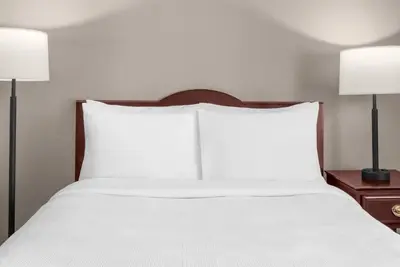 Image de Close to Bellevue Arts Museum! Two Family Ready Suites w/ Free Breakfast!