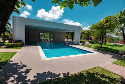 Image de Safe & Gated 4-Bed, 3-Bath Home