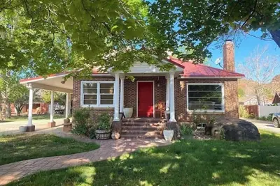 Image de Grammie’s Manor – A One-of-a-Kind Stay in Heart of Kanab w/ Hot Tub, Gym, & more