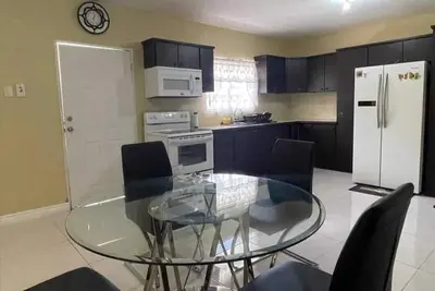 Image de Conveniently located 2-bedroom apartment in Saint Helena with WiFi, Ac & laundry